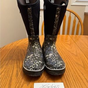 Stylish Black and Gray Women's Boots Bogs
